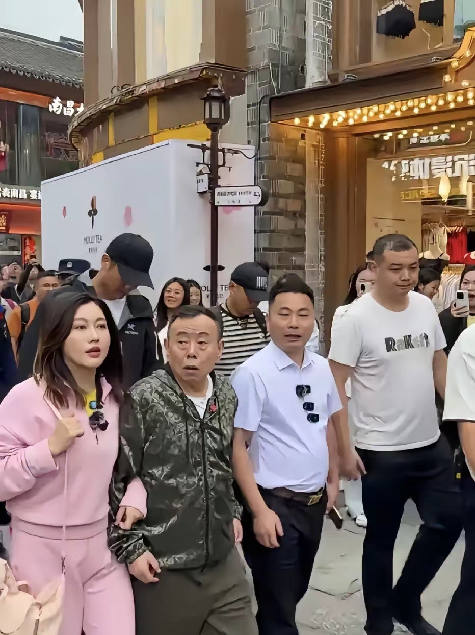 潘长江这外孙的事，说白了就一个理。基因这东西，从来不听人安排。2025年