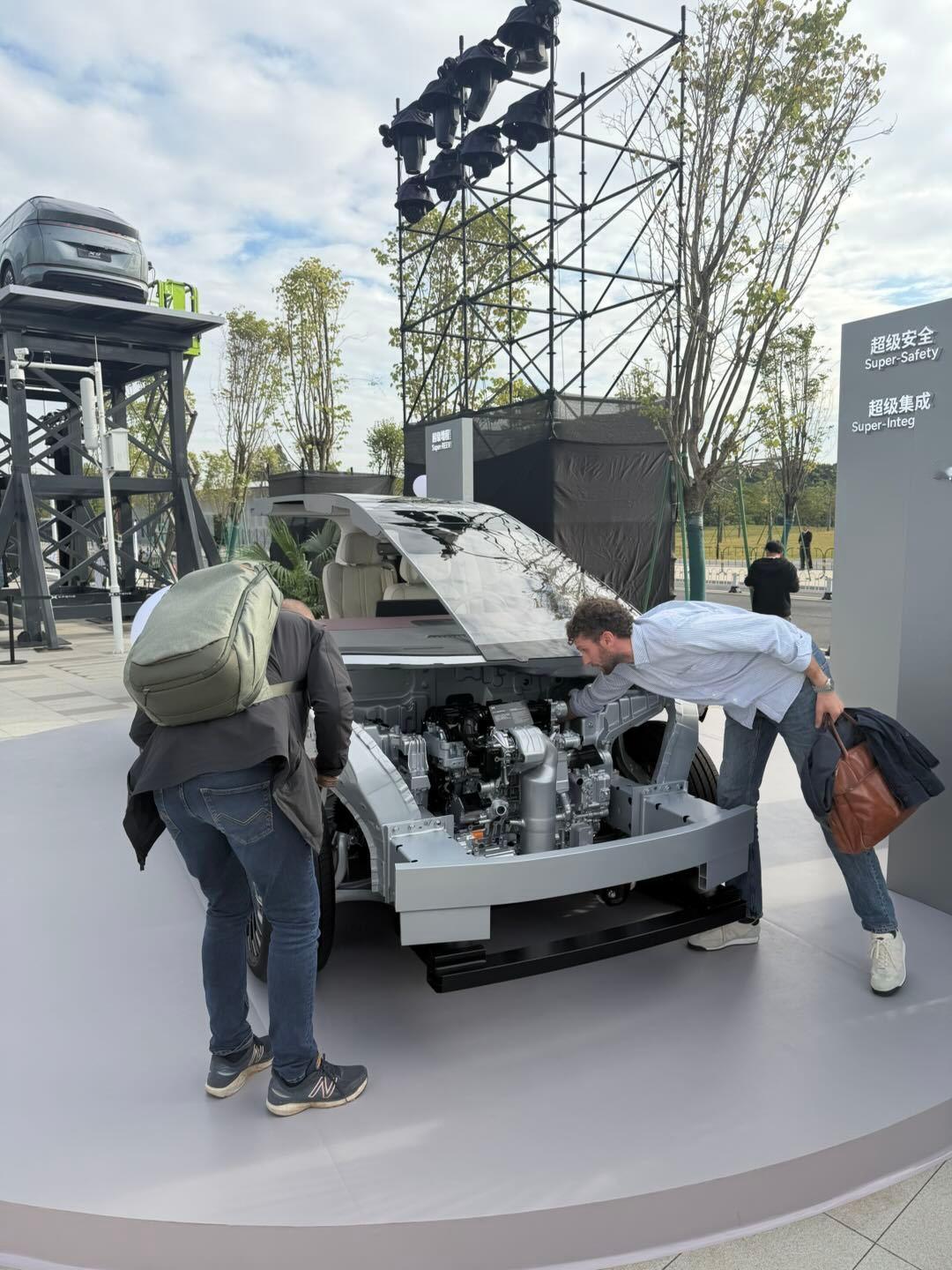 小鹏X9超级增程吸引了不少外国鹏友过来打卡，这半切割的展车赚足了眼球，甚至用