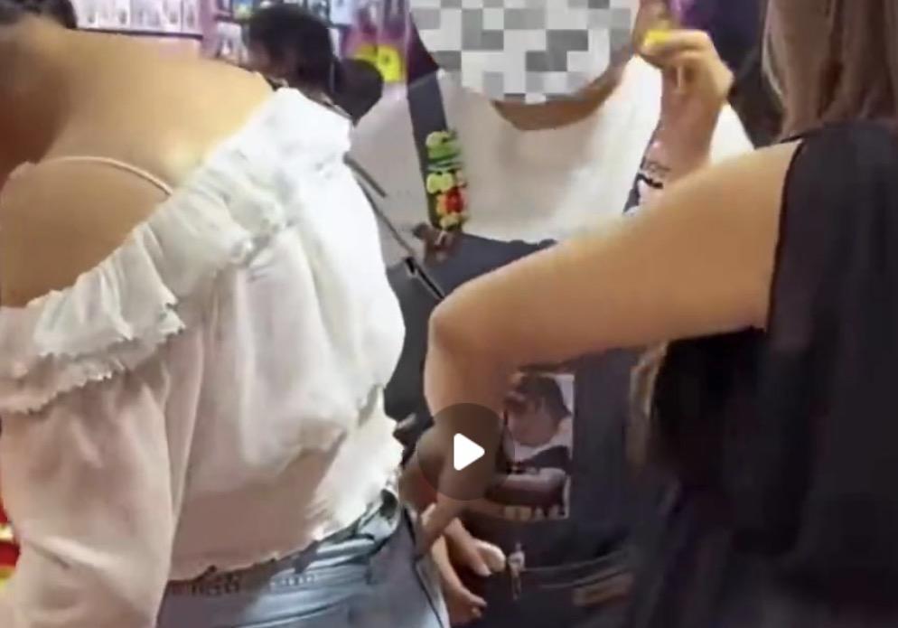 在中国街头碰瓷路人的哈萨克斯坦女网红，她终于是公开道歉了！只是这个道歉，不是咱