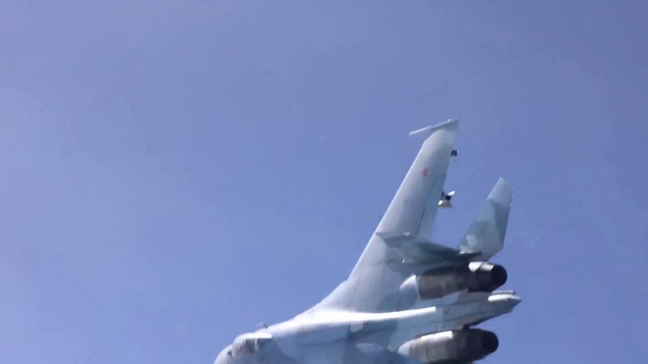 太经典了，苏-35极限距离，拦截英国RC-135W侦察机！英国国防部公开一段