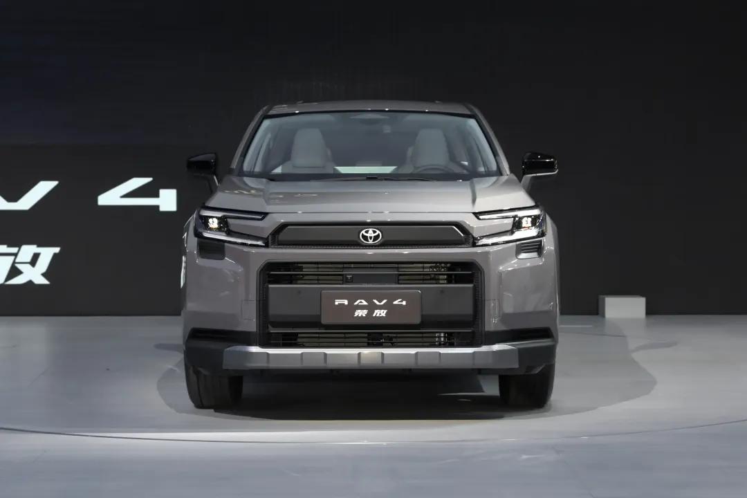 内饰方面，新一代RAV4荣放采用全新设计风格，但大面积采用软包材质，并使用更时尚