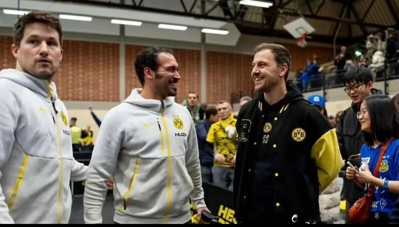 暖哭！波尔对樊振东太好了吧：最近波尔接受采访时说，樊振东在德国，如果他的队友不在