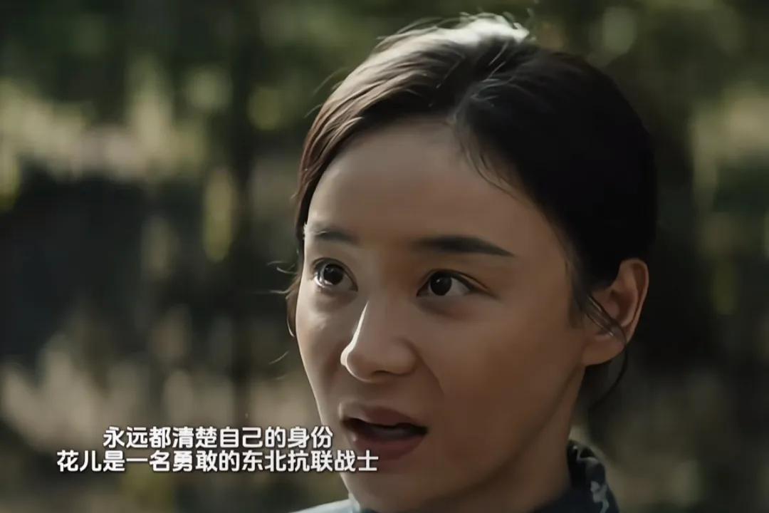 《归队》小白马最终牺牲了，花儿为了两人的孩子能活下去，将孩子放在了竹筏上面，随着