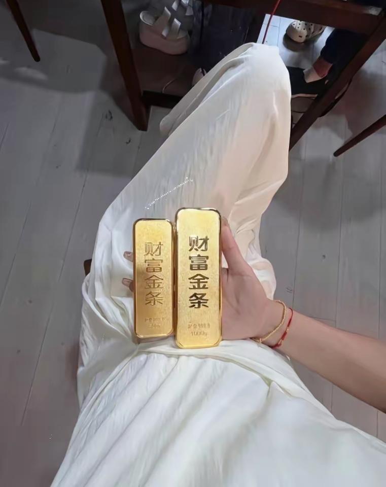 今天的金价，气得我血压直接飙升，8月27日，金价从1001一克猛跌到了现在