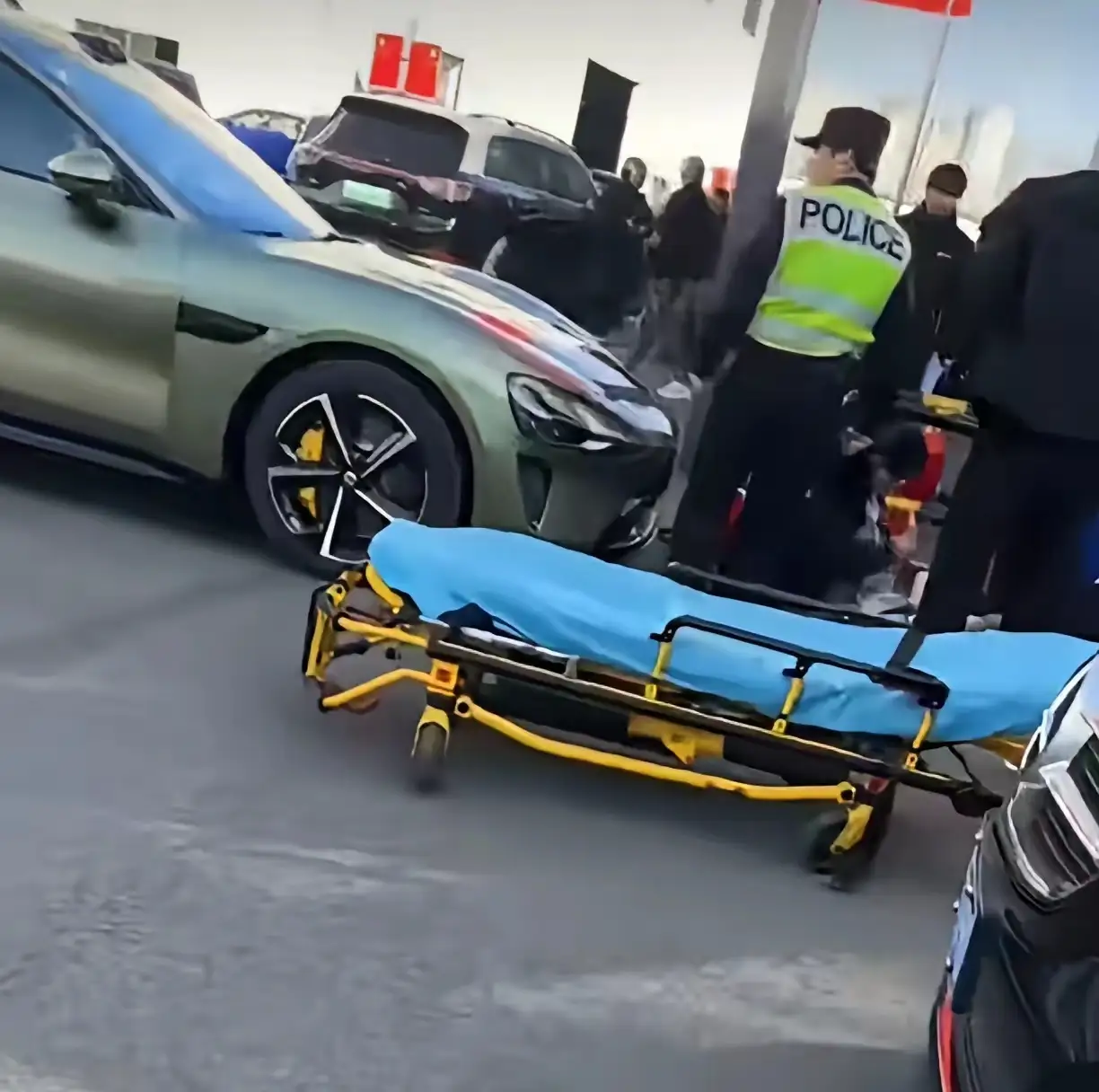 近日，陕西西咸新区，一场看似平常的交通事故，却让无数人心头一紧，也引发...