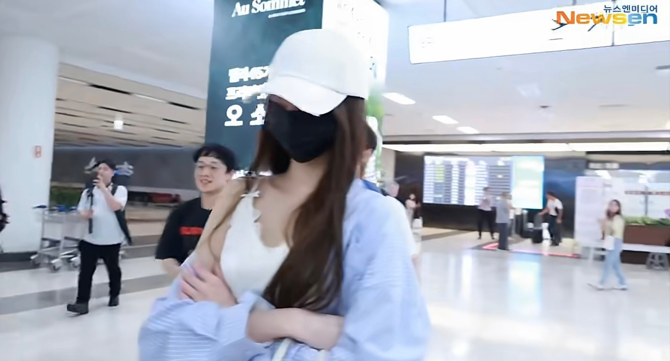 还我女抱臂自由好吗镜头没扫到老乱的时候还在习惯性抱臂，记者镜头拍到打招呼之后，一
