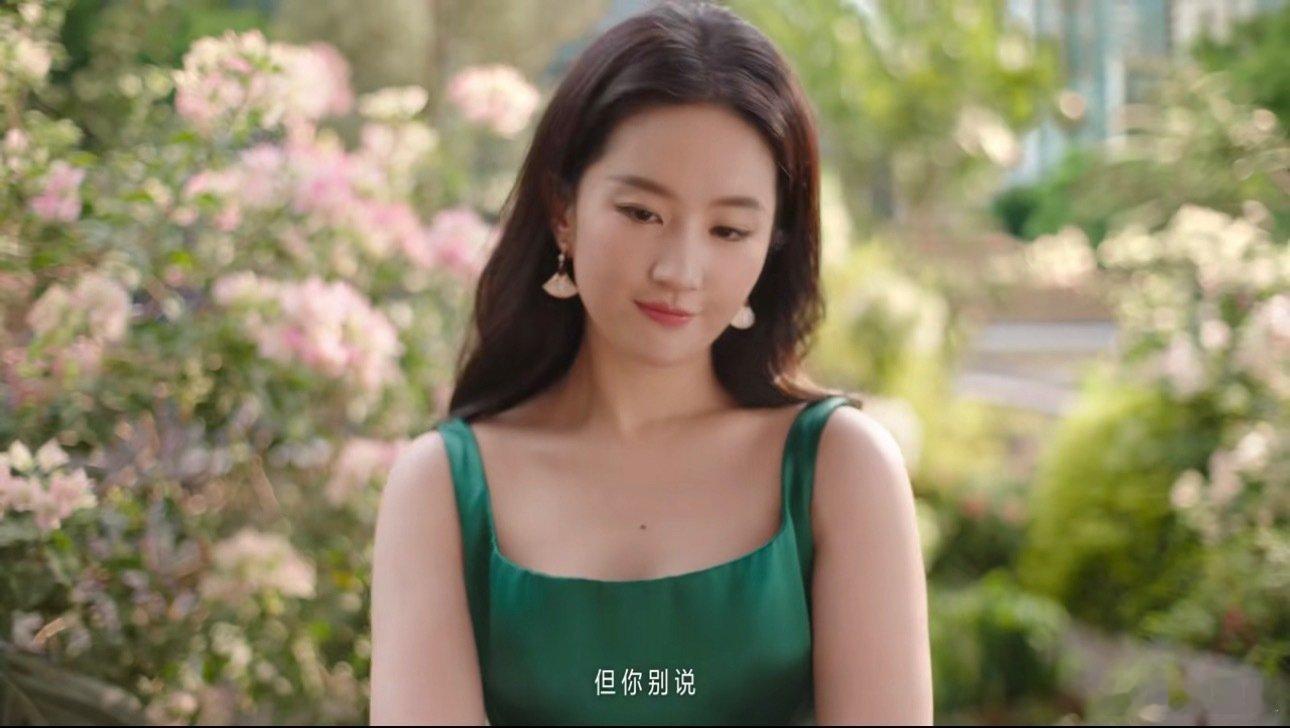 笑死我了，宝格丽的扇子越来越大，宝是会蹭的[大笑]​​​