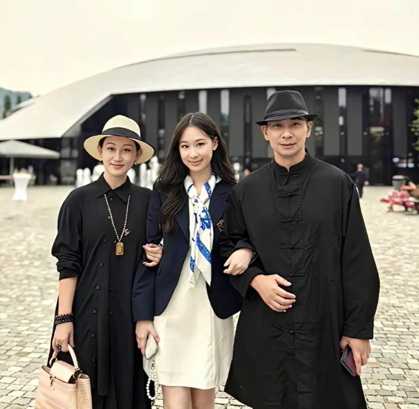 赵文卓大女儿赵子仪！贵族学校培养的精英赵子仪12岁就被送到瑞士读世界上最贵的寄