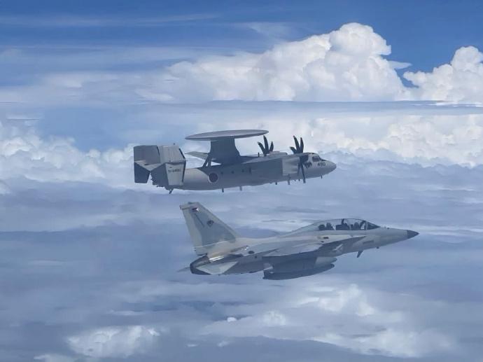 空自E-2D预警机和菲律宾空军FA-50PH“金鹰”‌超音速战斗/攻击机‌联合演