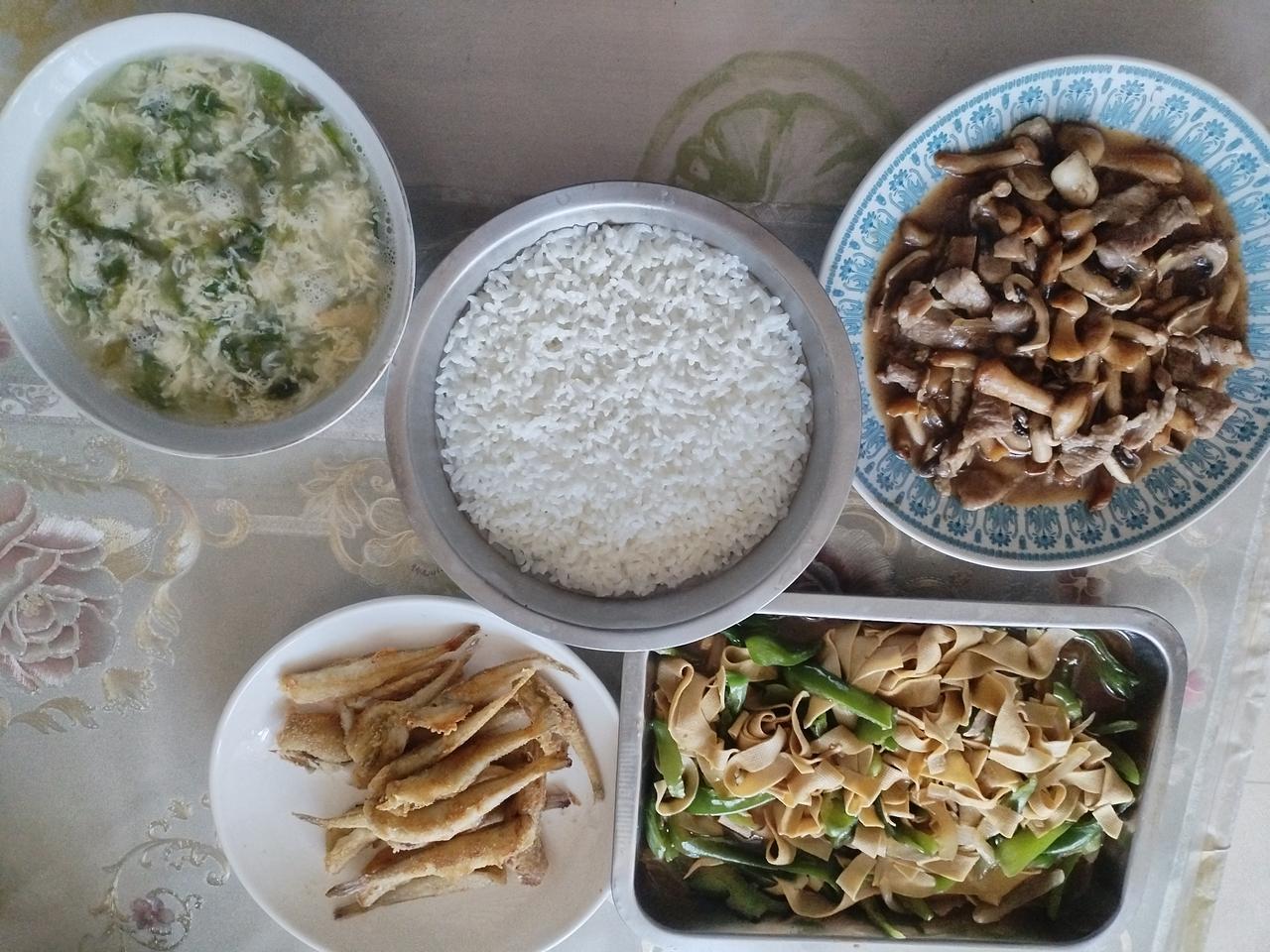 我和我的老伴儿，现如今都已经跨入了“古稀之年”。幸运的是，我们俩现在身体还算健