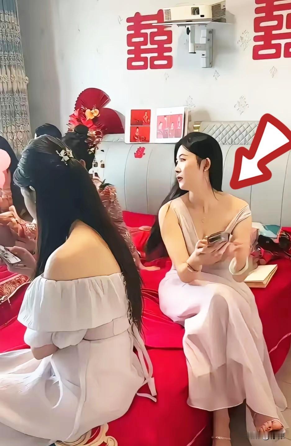 尴尬死啦，近日，山西一小伙去给老表当伴郎，到了现场直接傻眼，女方请来的伴娘，居