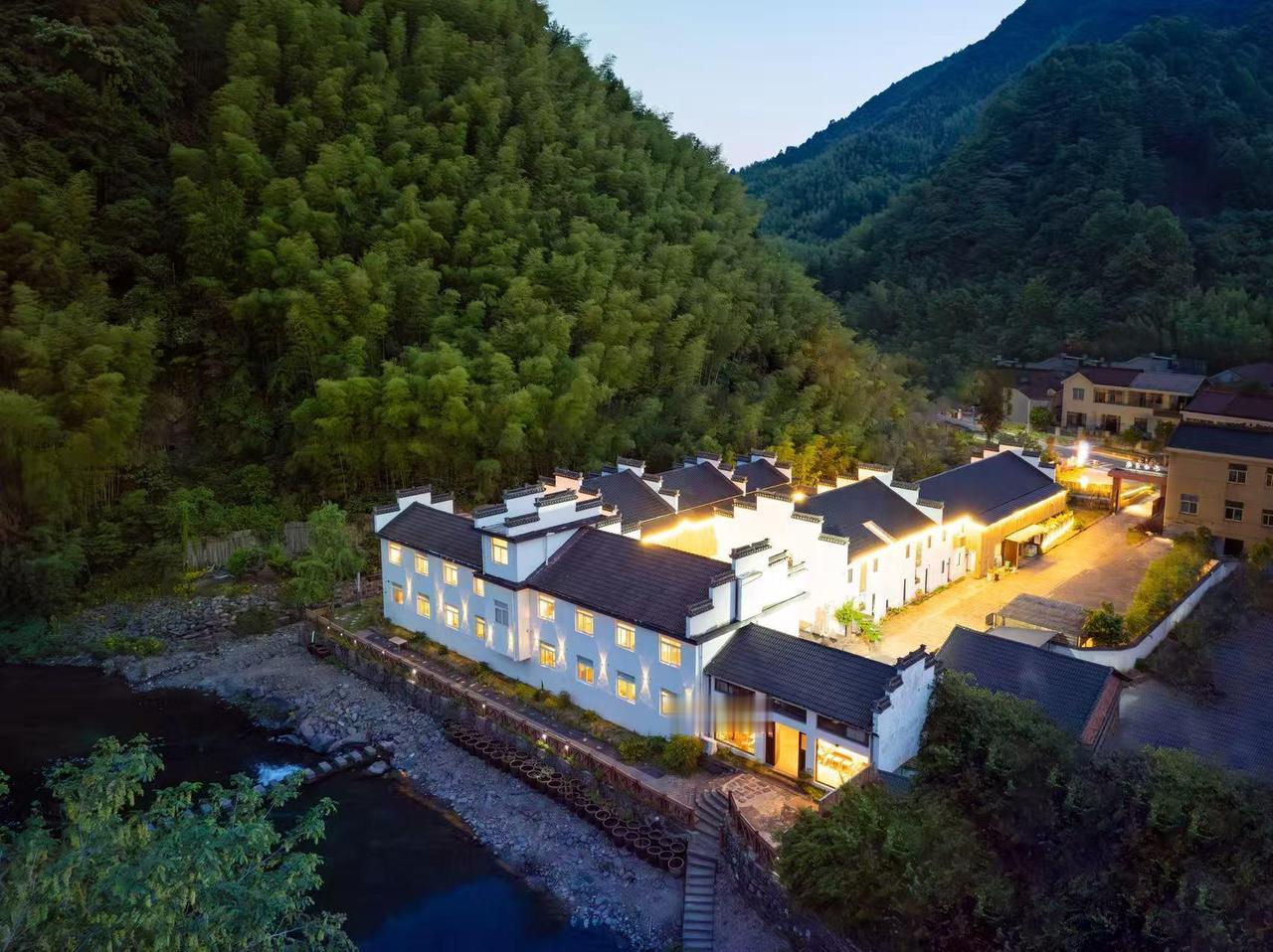🌿宁国青龙乡，藏着一处"会呼吸"的徽派小院！谷雨茗院民宿，地处皖南川藏线精华段