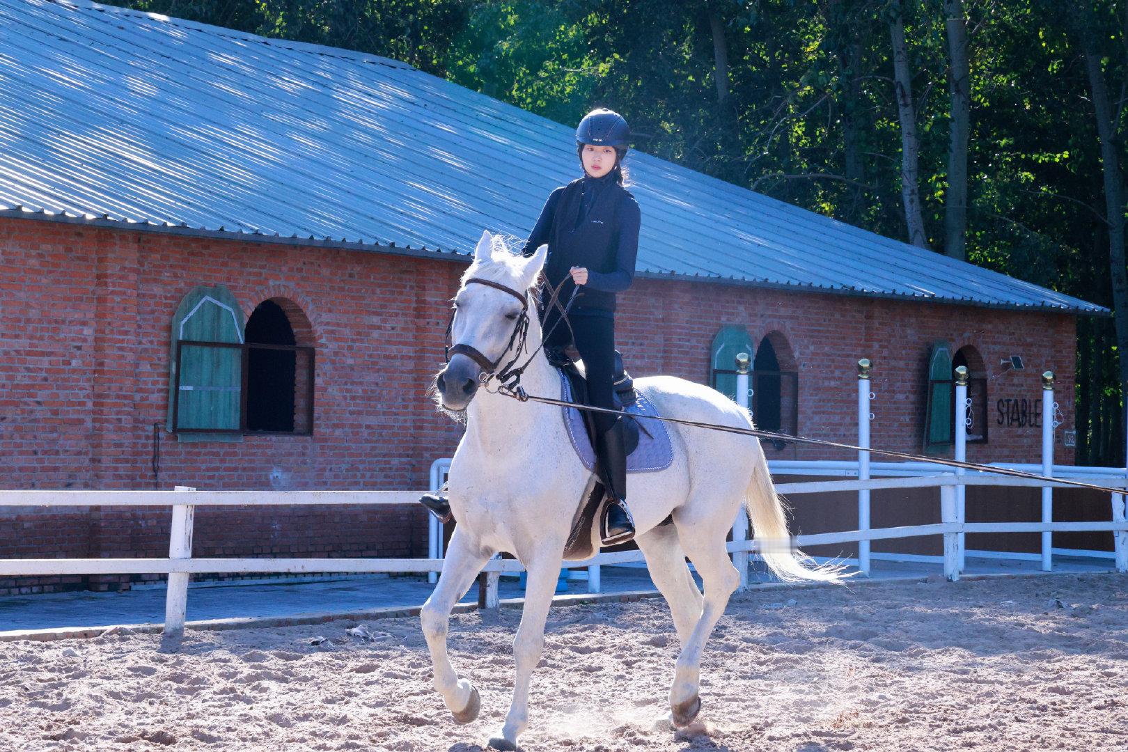 孙千马背上的花絮来啦！谁说身骑白马的一定是王子，也可以是我们勇敢飒爽的啊！姐姐