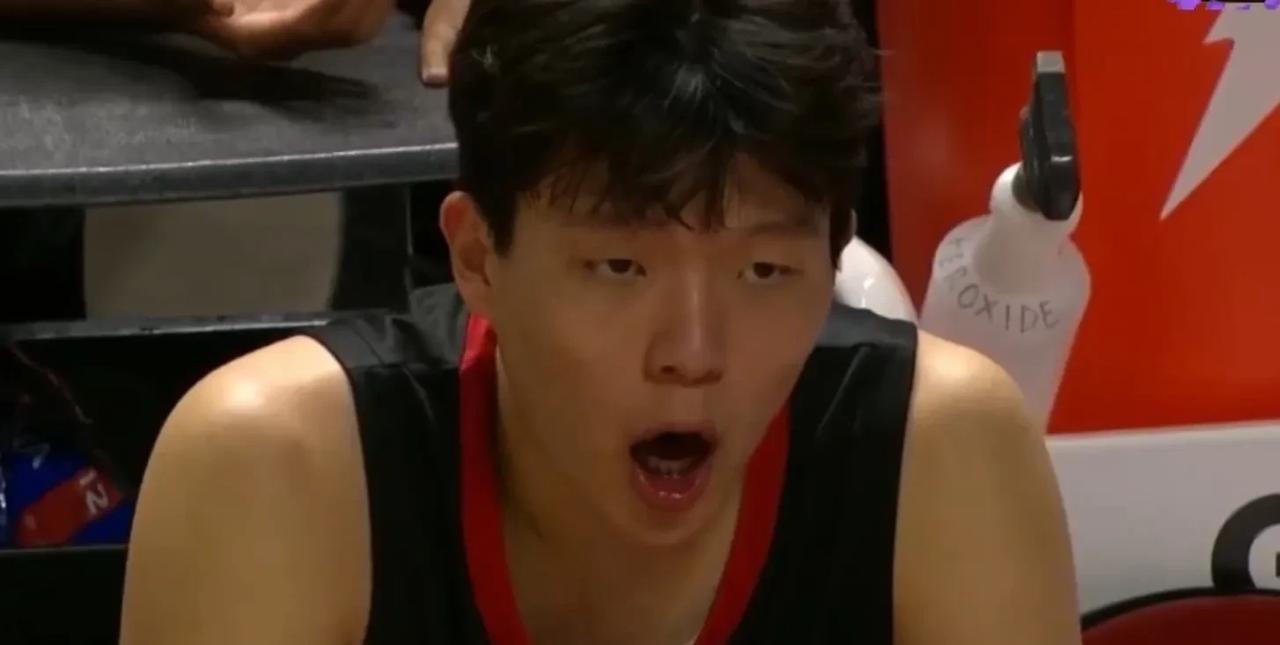 杨瀚森用自己的能力填满了数据栏，他的首秀表现完胜状元弗拉格。杨瀚森在跟金州勇士