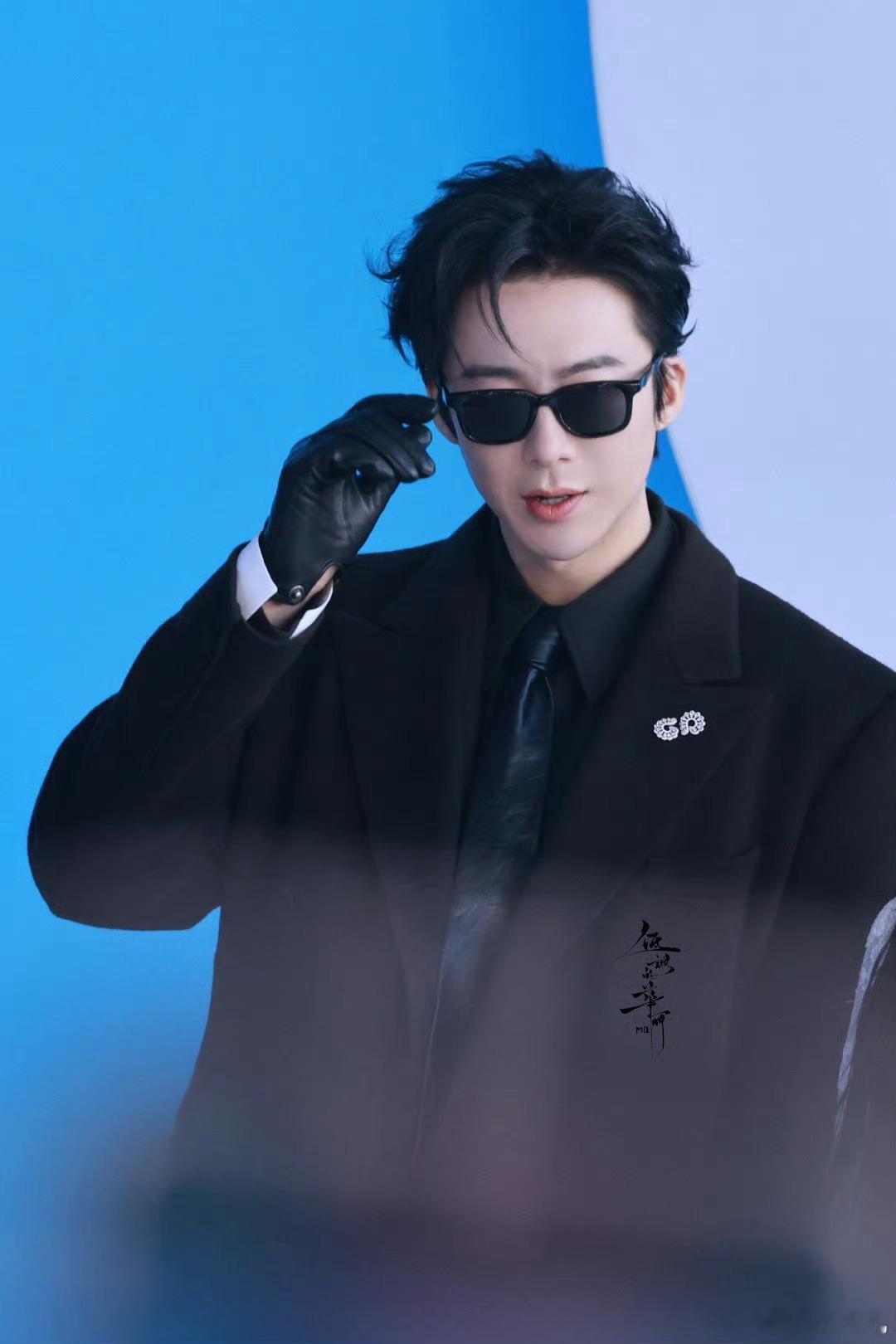 刘宇宁往那一站神图有了哥往那一站自带氛围感，就是偶像剧男主来了