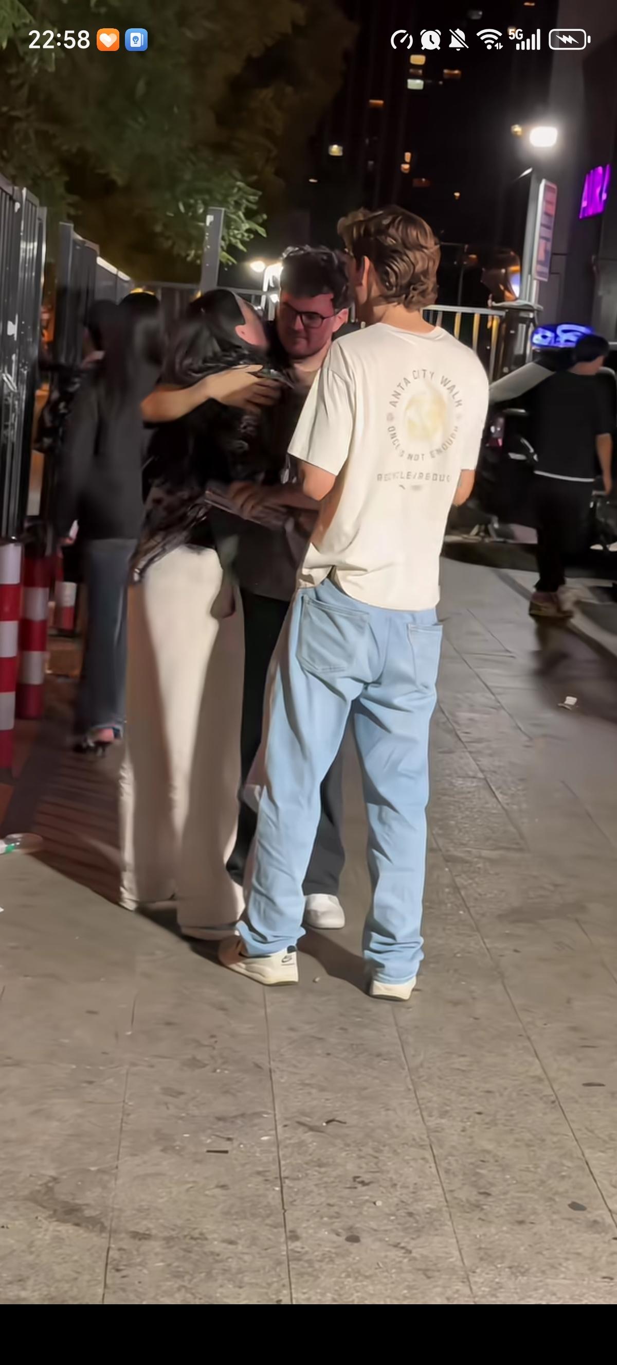 一开始以为黑头发女孩跟胖胖的外国男子是一对，在当着另一个瘦外国男子的面秀恩爱。后