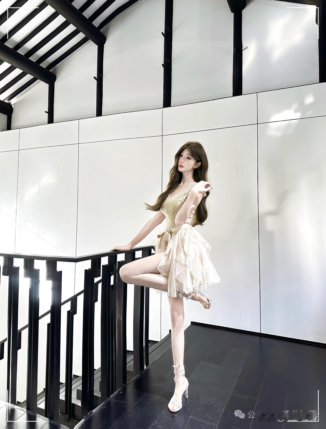 优雅少女，轻盈漫步在现代时尚空间。