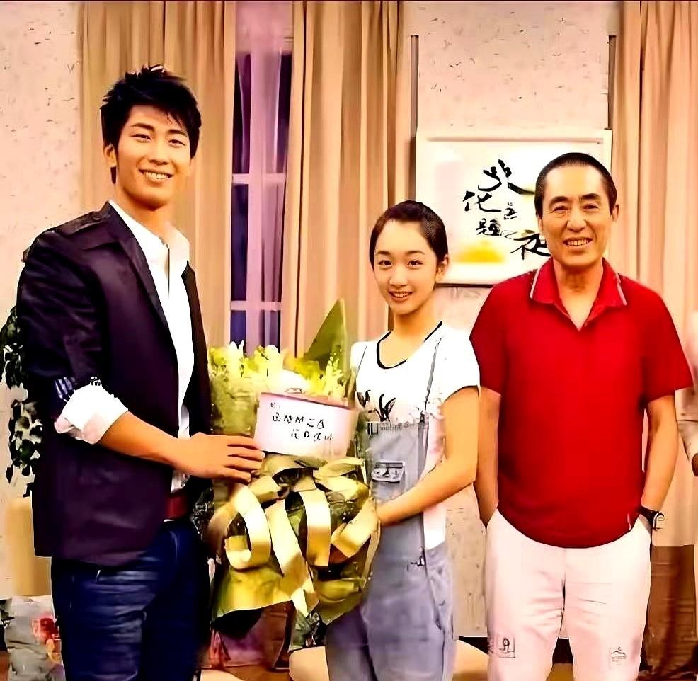 分享一张老照片，2010年张艺谋与电影《山楂树之恋》。那时候张艺谋把他俩从人海