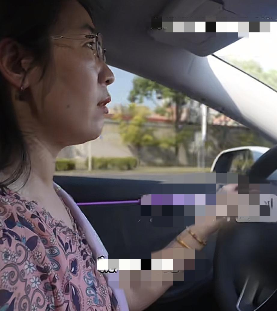 大家发现没？朱女士接受采访时开的车很上档次有人说是特斯拉也有人说是奔驰看