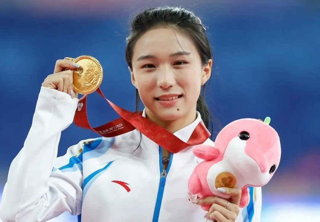 你只知道她快，但你不知道她有多快很多人只看见“小孩姐”陈妤颉百米冲线夺冠，跑出11秒06打破亚运会纪