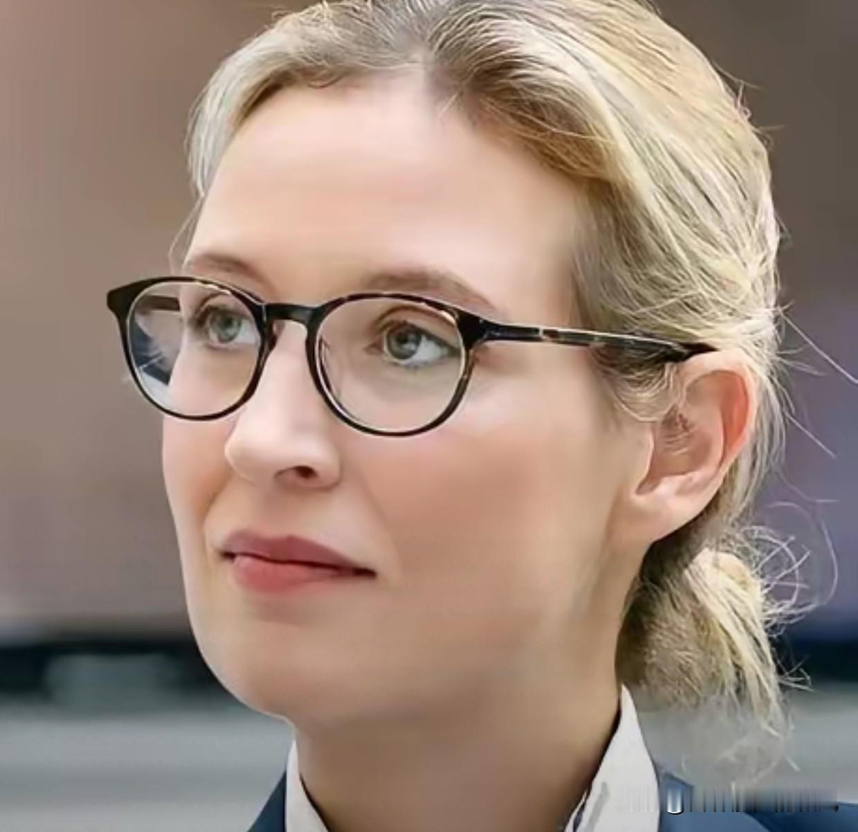 当冯德莱恩还在坚持强硬援乌立场时：魏德尔的话如一声惊雷震响欧洲政坛！近日，德国选