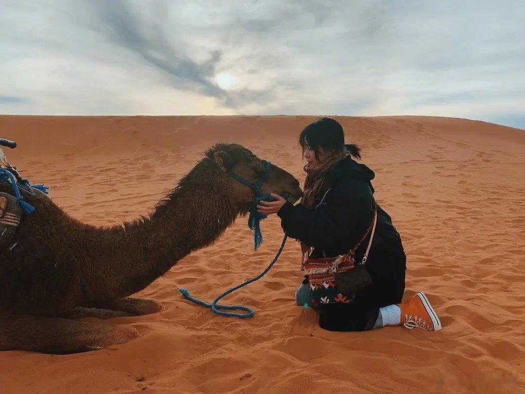 我就是在阚清子短发时期粉上她的！！！然后那会觉得原来女孩子短头发也可以酷酷的也可