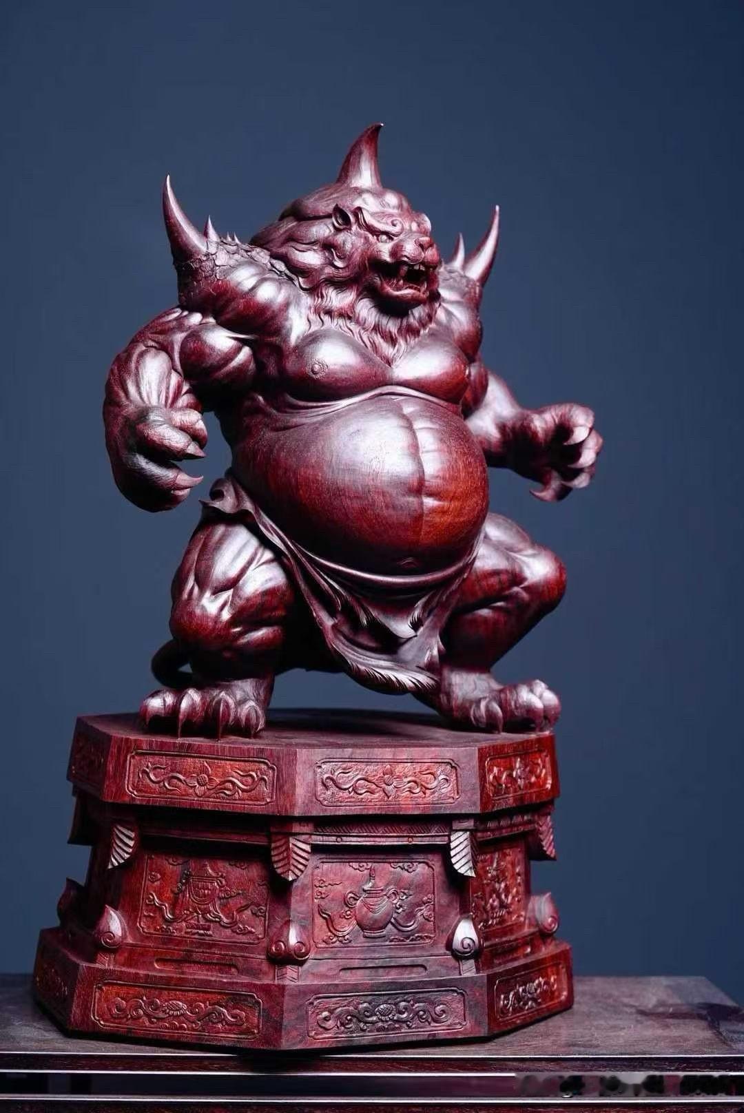 这尊谛听，有意思的地方，不在“猛”，而在“收”。小叶紫檀的沉稳底子，让整件作