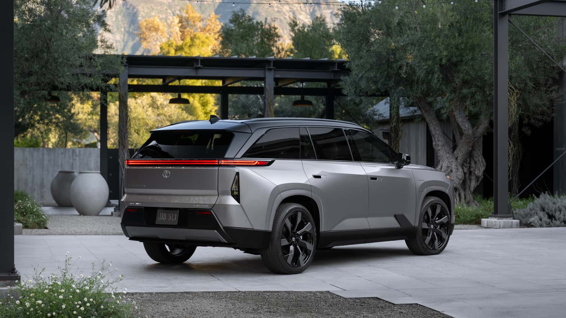 全新丰田纯电汉兰达亮相，你别说，有点意思前脸风格很像铂智，最新的家族前脸，整体外