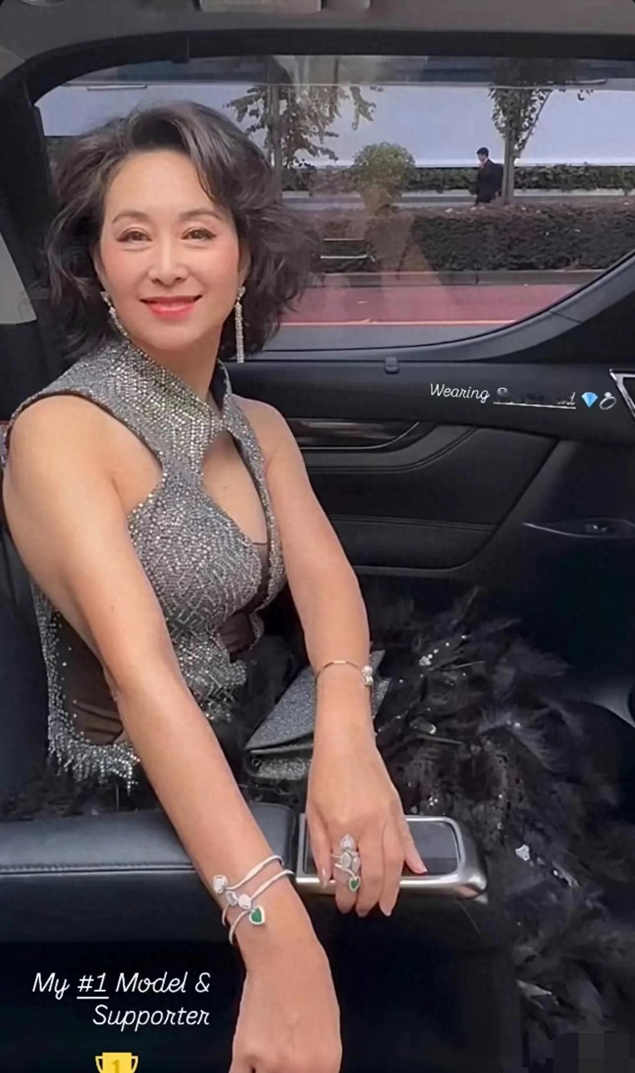 62岁何超琼东京电影节美翻，传奇人生有风光更有意难平家人们谁懂啊！东京电影节上