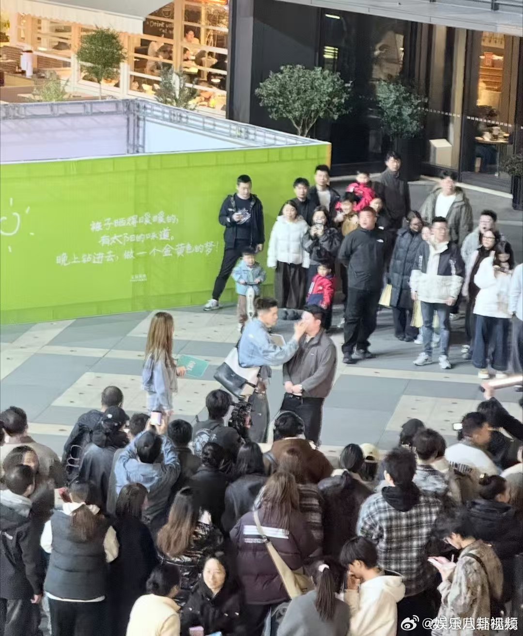 偶遇张予曦街头给路人化妆合伙人下次这种近距离见张予曦的活动求通知！街头给路人