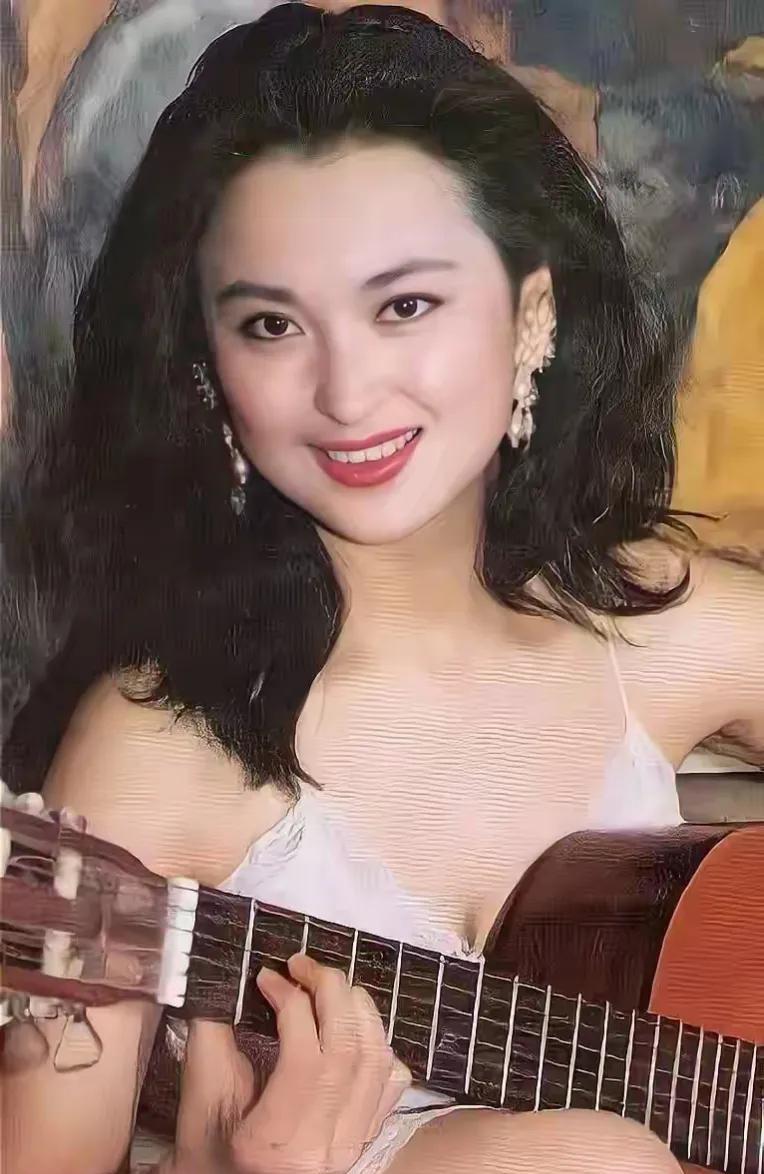 王璐瑶，高鼻梁，有点鹰钩鼻，有混血儿的美感，又有几分“狐媚妖艳″，美得让人难以抵
