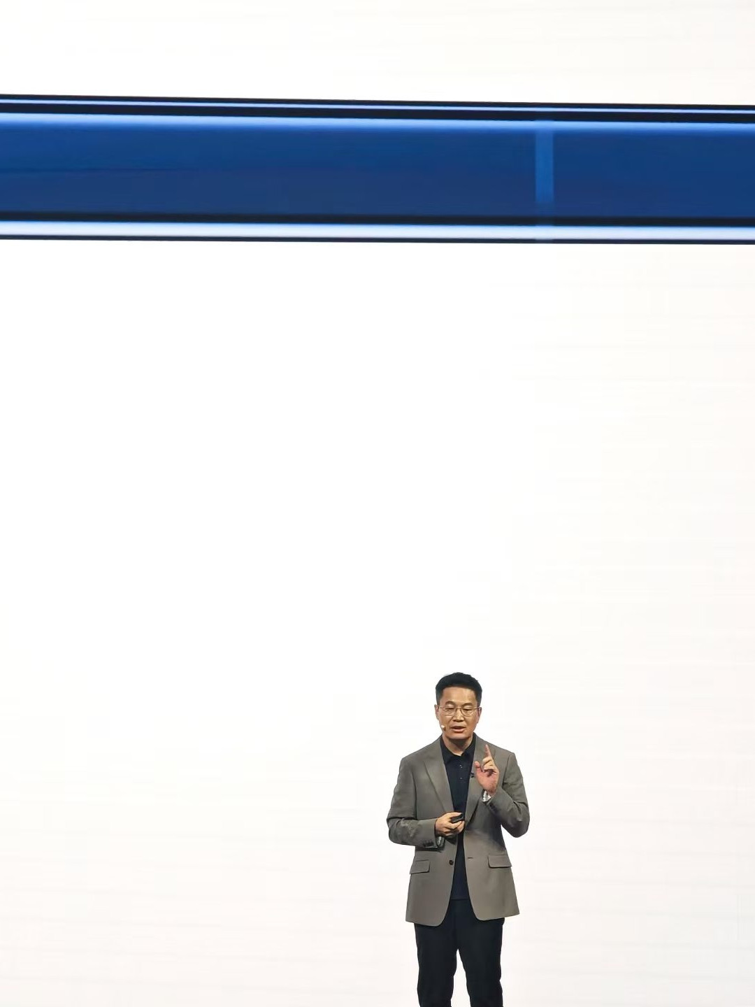 小米18Pro系列发布会卢伟冰金句：小米发布会开场先秀肌肉，介绍了9月科技月已发布的玄戒三款芯片、小