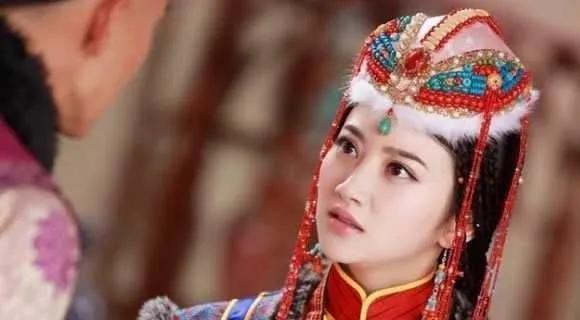 1635年，皇太极下令将姐姐莽古济凌迟处死。行刑时，她被当众剥光衣服，绑在柱子上