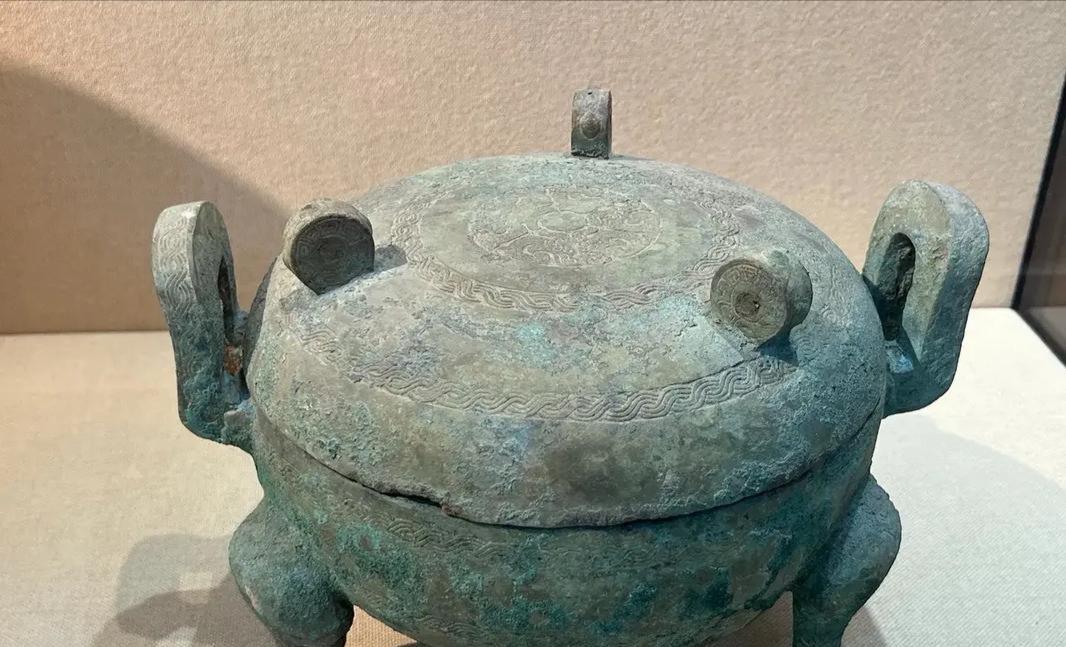 3月24日，江苏省扬州市高邮市老发电厂附近市民发现大量古墓群，明代，宋代都有，当