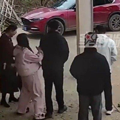 80岁奶奶摘菜回家，刚得知孙子第一次带女友上门，立刻把手里的白菜扔在地上，扑上去