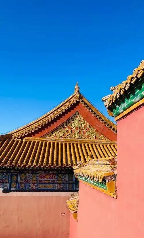 故宫缺钱到了什么地步，似乎永远入不敷出？故宫每年门票收入近8亿，文创收入大约15