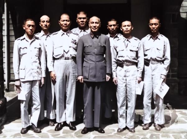 1949年，被解放军俘虏的6名国民党空军夺机叛逃，并掳走3名解放军，当他们驾机抵
