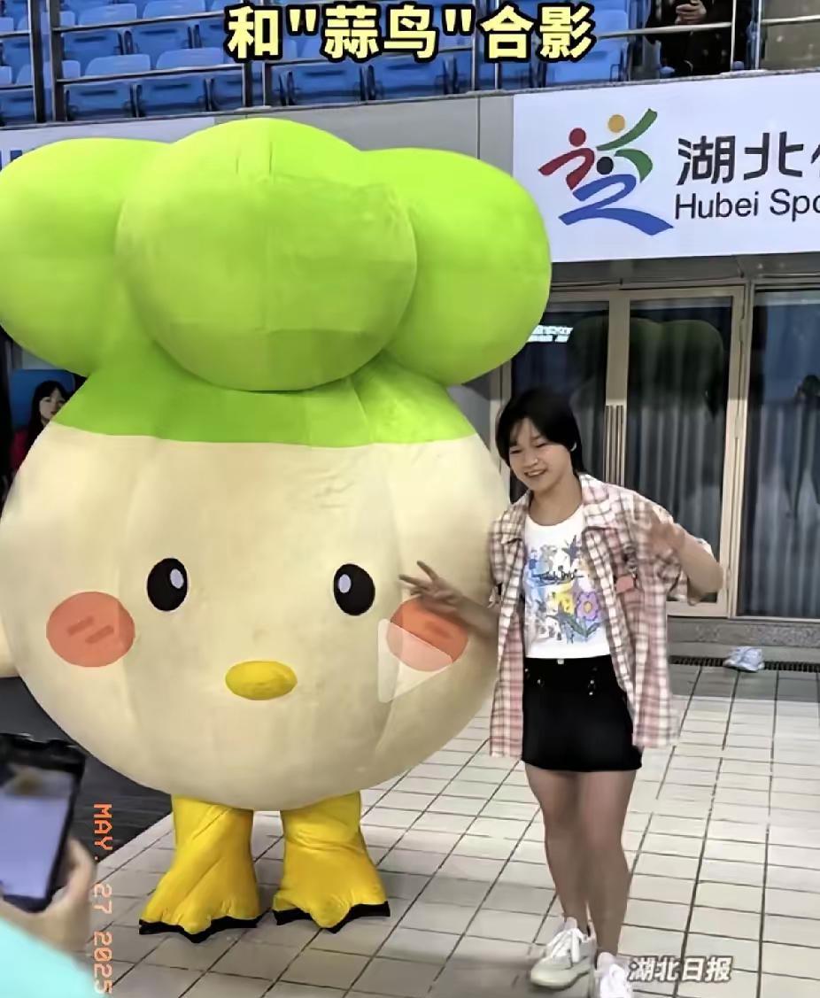 全红婵和“蒜鸟”合影，小小的她穿师哥鞋子好可爱……很少见到婵宝穿短裤的样子，退