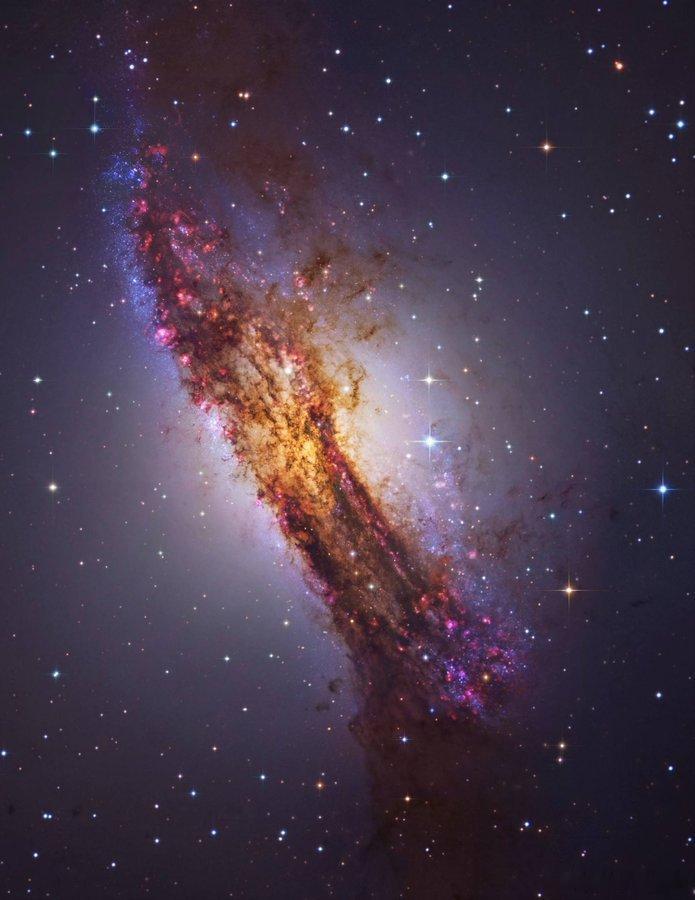 半人马座A（NGC5128）在它全部的宇宙辉煌中！这是离我们最近的活动星系——