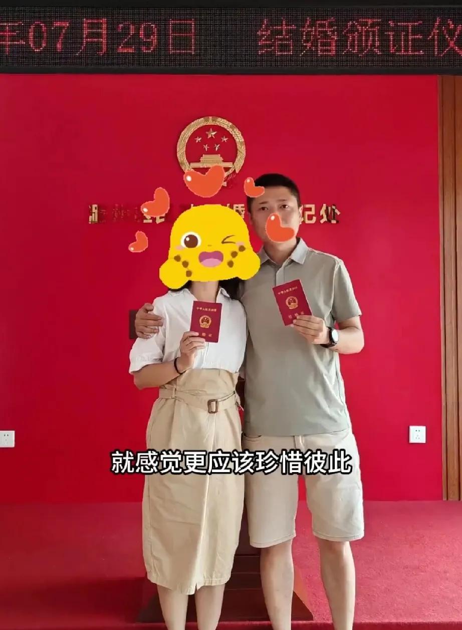 7月29日，山西太原。一对情侣刚经历一场惨烈的车祸后，领取了结婚证，庆祝自己获得