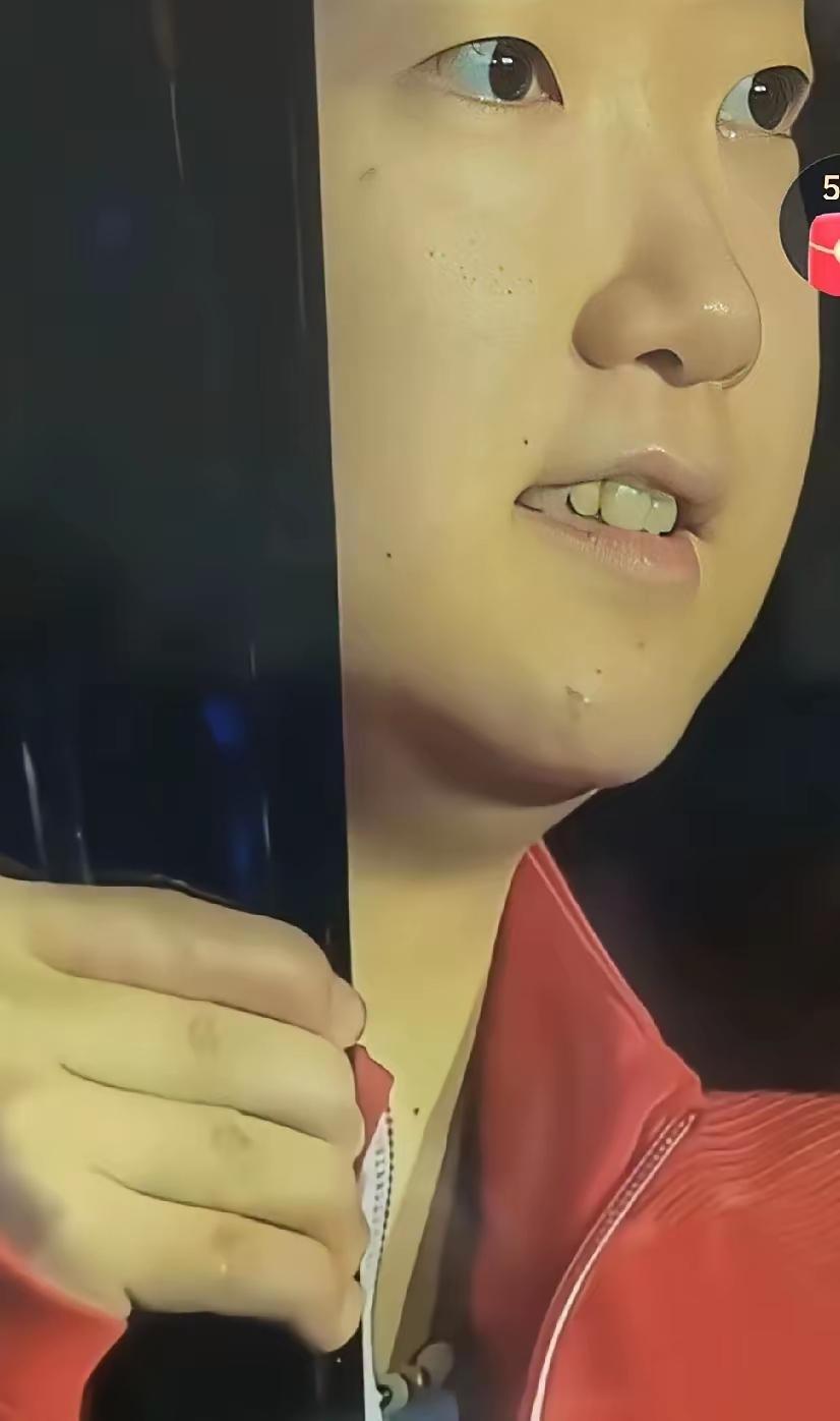 我们全程看了莎莎和蒯曼的决赛，也许看得太投入了，只关注了比分的变化，竟然没有注意