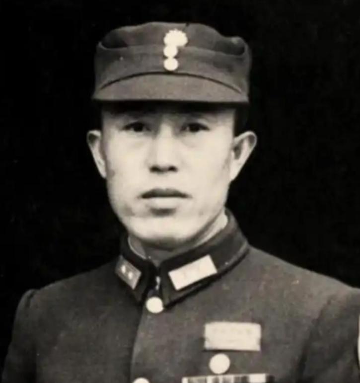 1938年韩复榘被枪决，郑洞国奉命抄没其家产，推开韩家大门时，韩复榘妻子高艺珍的