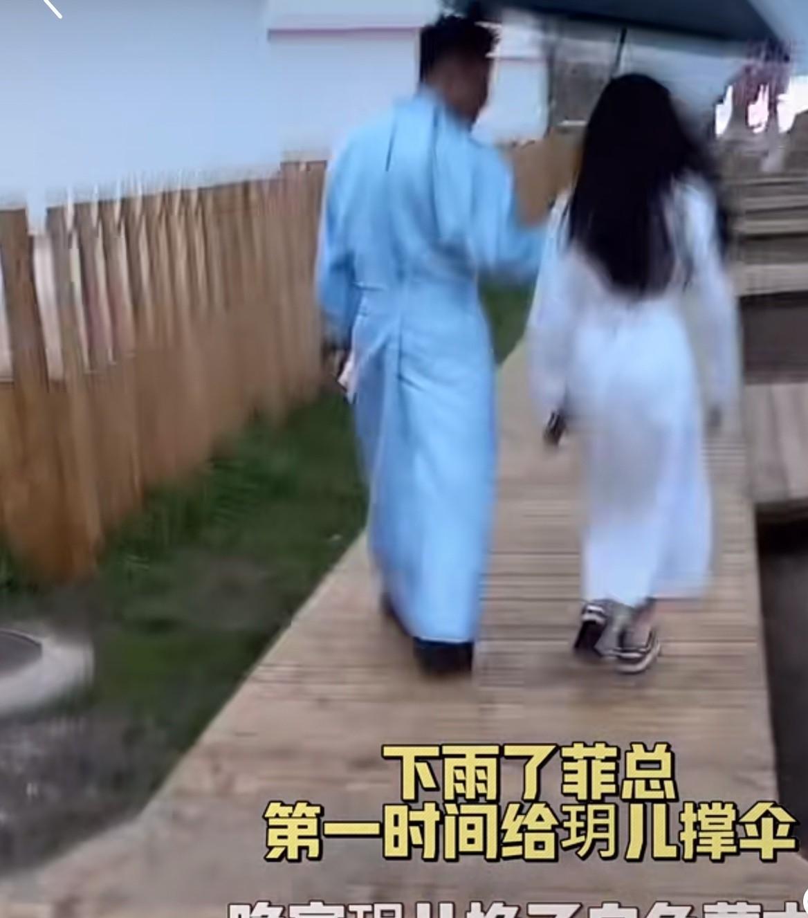 小玥儿的这个背影真的太像妈妈了！尤其是这一头随风飘动的秀发啊……晚宴的时候小玥