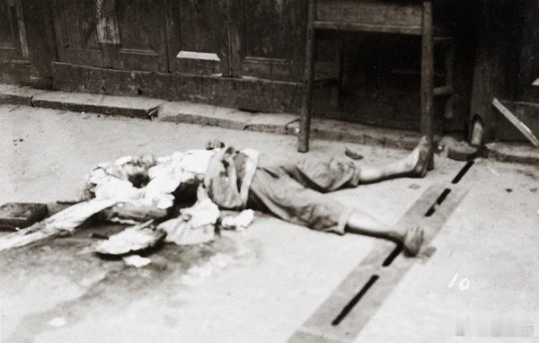 马路边的尸体，汉口，1916年​​​