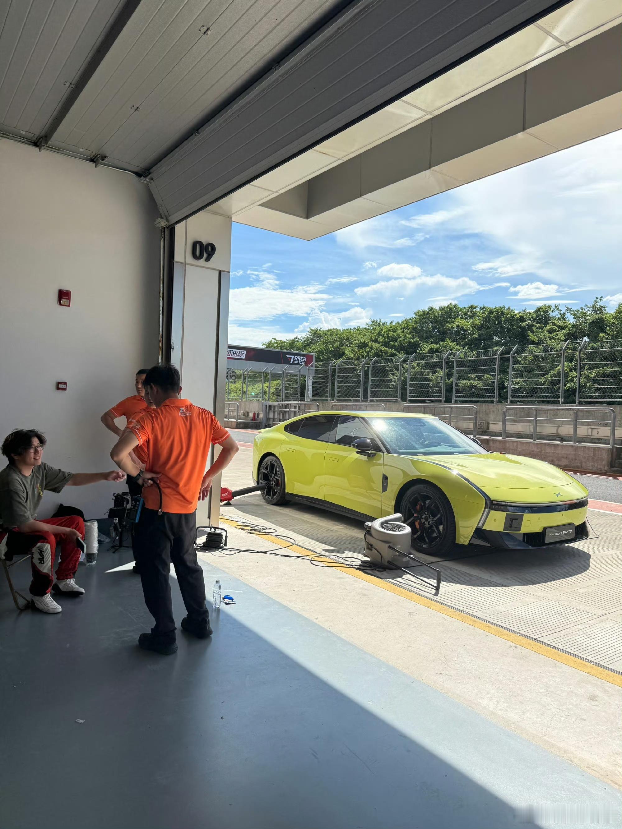 【宽体低趴的P7，天然适合跑赛道】之前烟隐路边社讲过130码过弯，这张谍照说明P