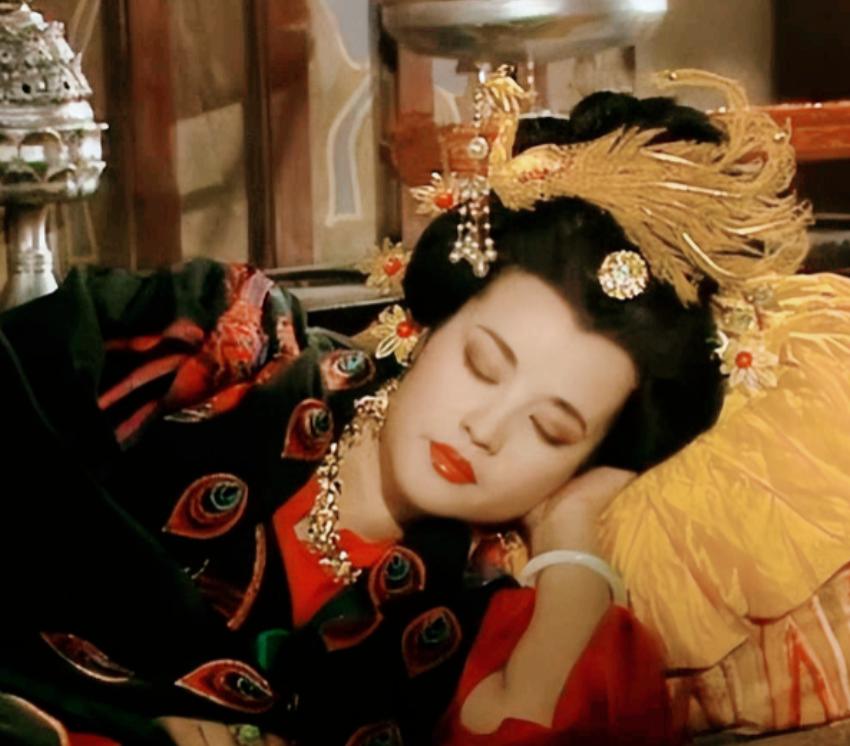 705年，武则天正做着美梦，宰相张柬之一脚把门踹开，冲着她的枕边手起刀落，两颗