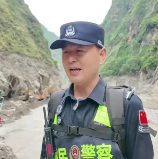 桂新伟，吉隆口岸相关负责人。2026年8月吉隆口岸遭遇泥石流灾害，正在休假的他连