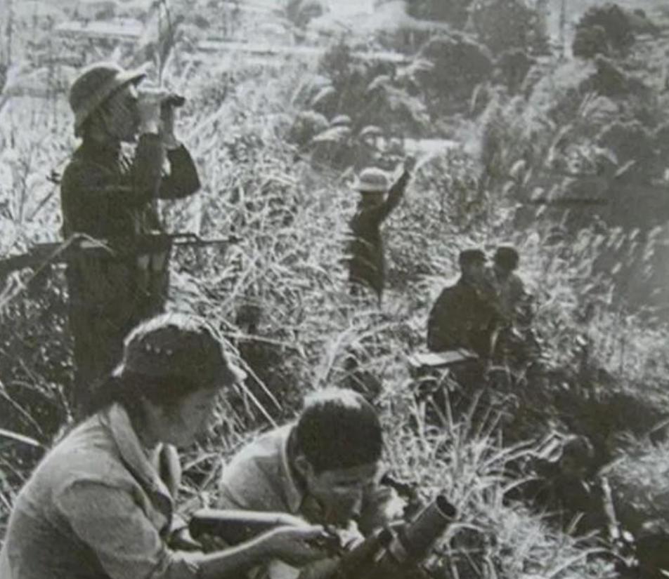 1986年老山前线，我军战士李谋仁，被3个越南特工用石块打晕，拖往越方。拖行不到