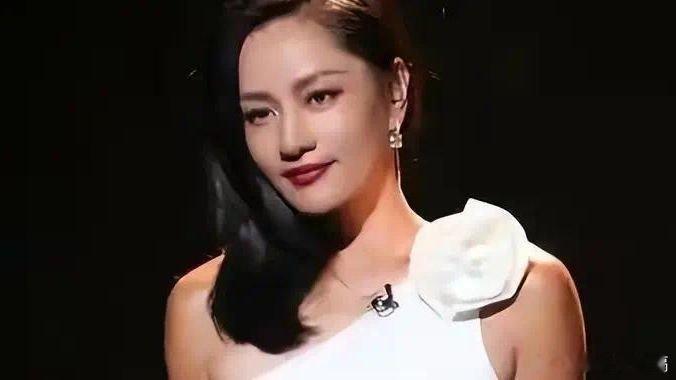 凤凰新闻【53岁瞿颖现状：定居泰国，富人区买豪宅，不婚不育照顾男友俩继女】面对胡