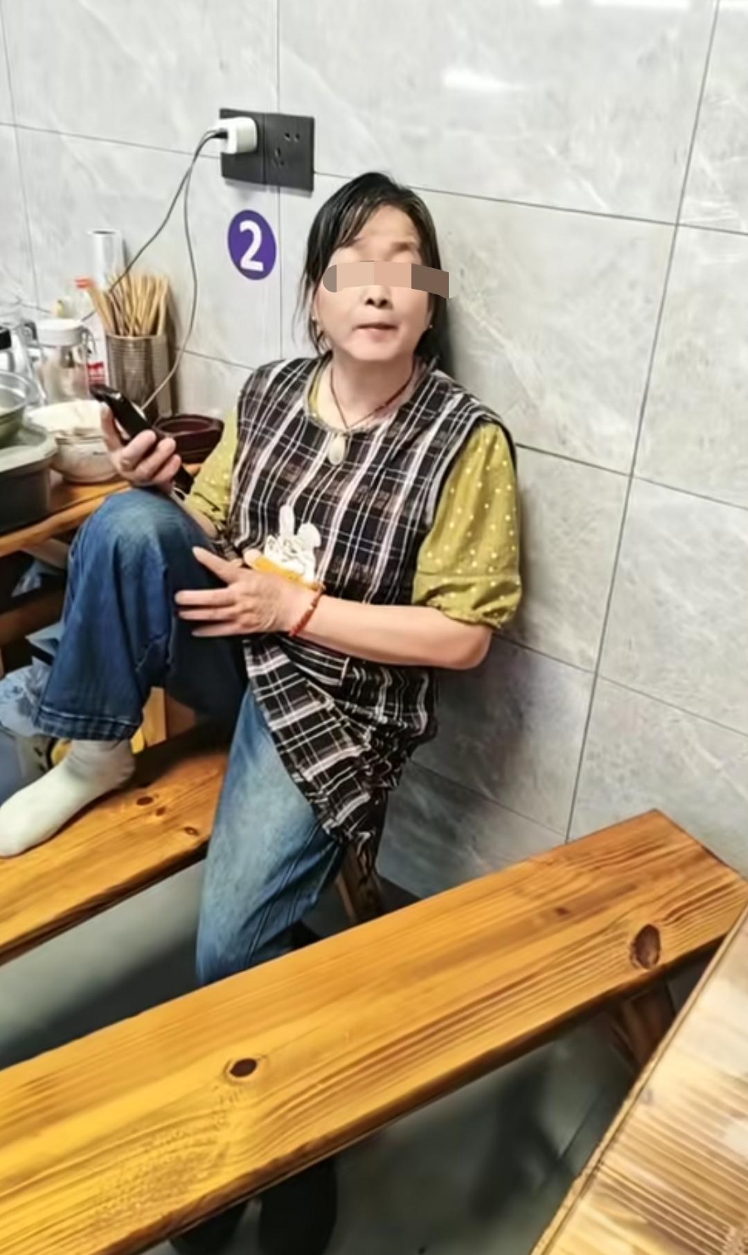 国道边的小饭店一瓶红牛卖10块钱到底贵还是不贵？浙江湖州，男子发视频曝光:在1